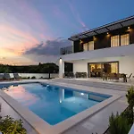4 Bedroom Cozy In Nyaraló