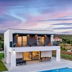 بيت للعطل 4 Bedroom Cozy In