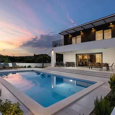 Lovely In With Outdoor Swimming Pool Holiday home