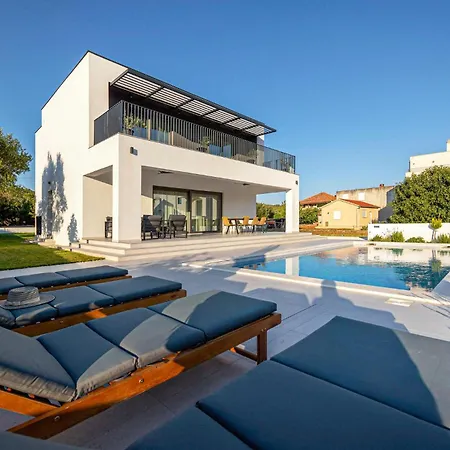 Holiday home Lovely In With Outdoor Swimming Pool