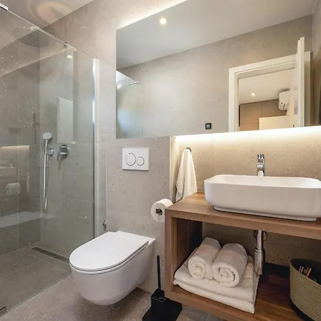 4 Bedroom Cozy In Sukošan