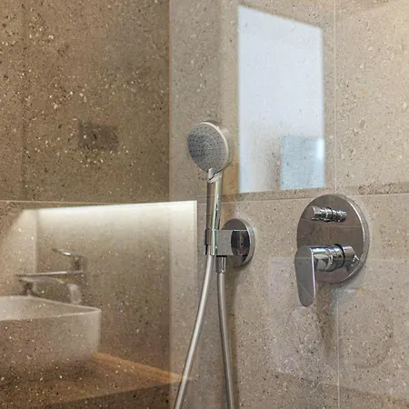 4 Bedroom Cozy In Ferienhaus Sukošan