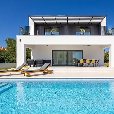 Holiday home Lovely In With Outdoor Swimming Pool *