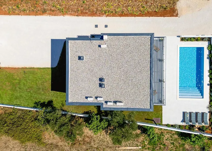 4 Bedroom Cozy In Sukošan